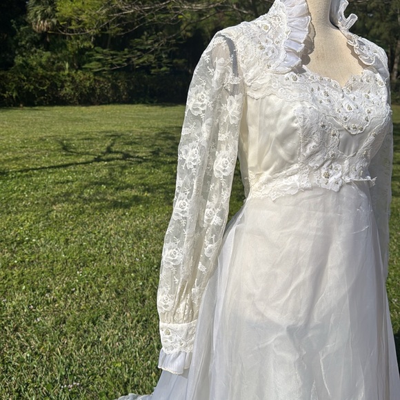 Vintage 1970s wedding gown. Size small. - Picture 4 of 8